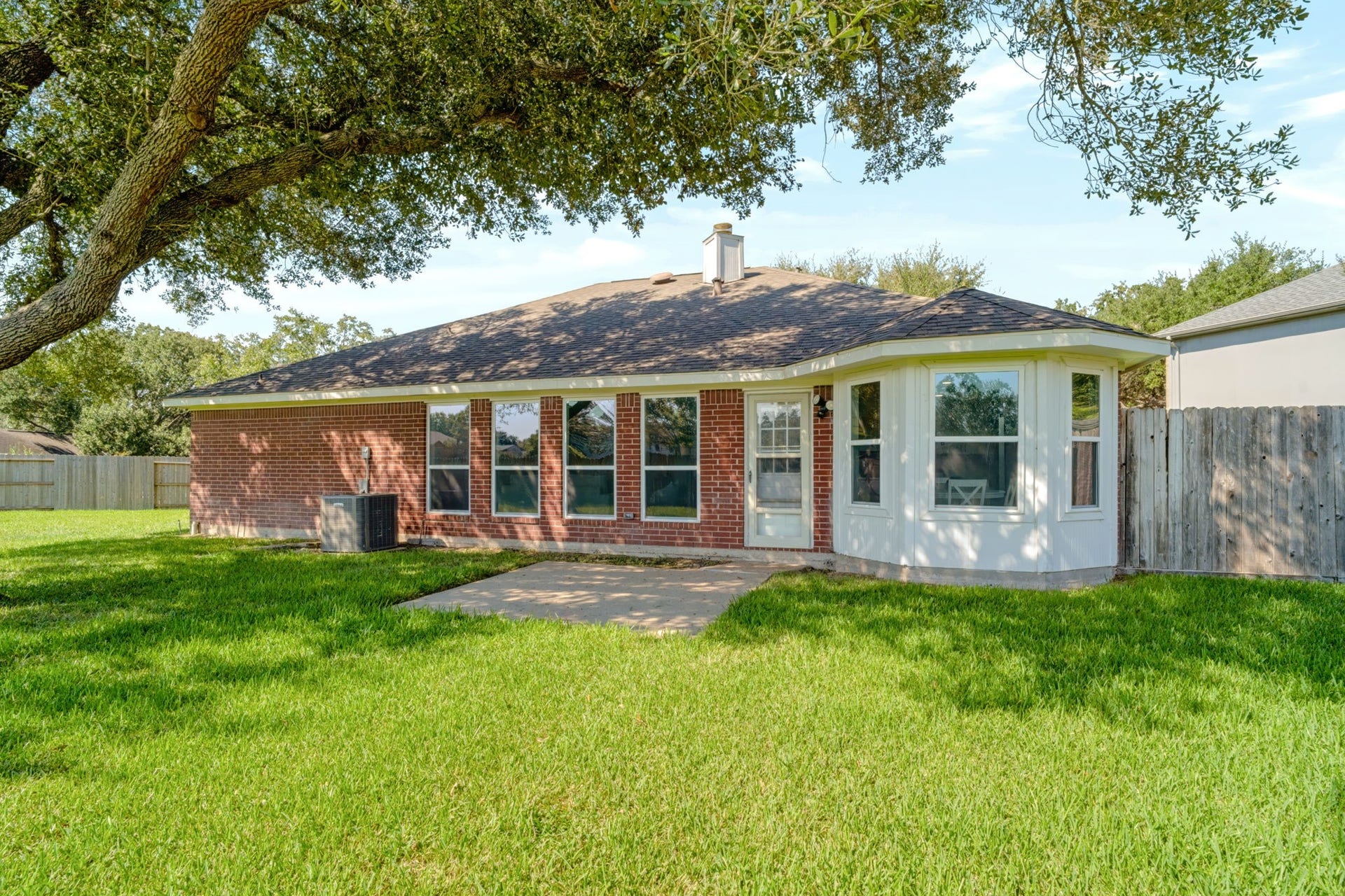 16811 Pheasant Ridge, Sugar Land, TX 77498 CHARMING BACK PAITO ENJOYS SHADE FROM A MATURE TREE.