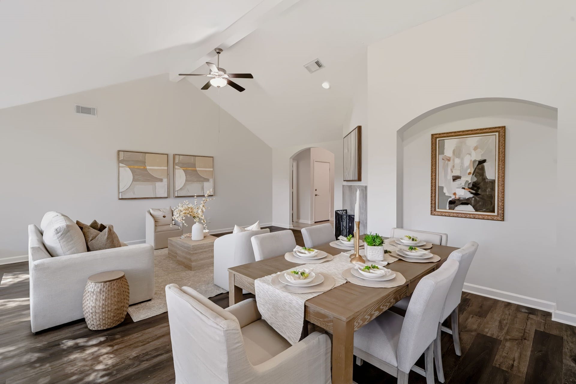 16811 Pheasant Ridge, Sugar Land, TX 77498 ENTERTAIN WITH EASE WITH THIS OPEN-CONCEPT FLOOR PLAN.