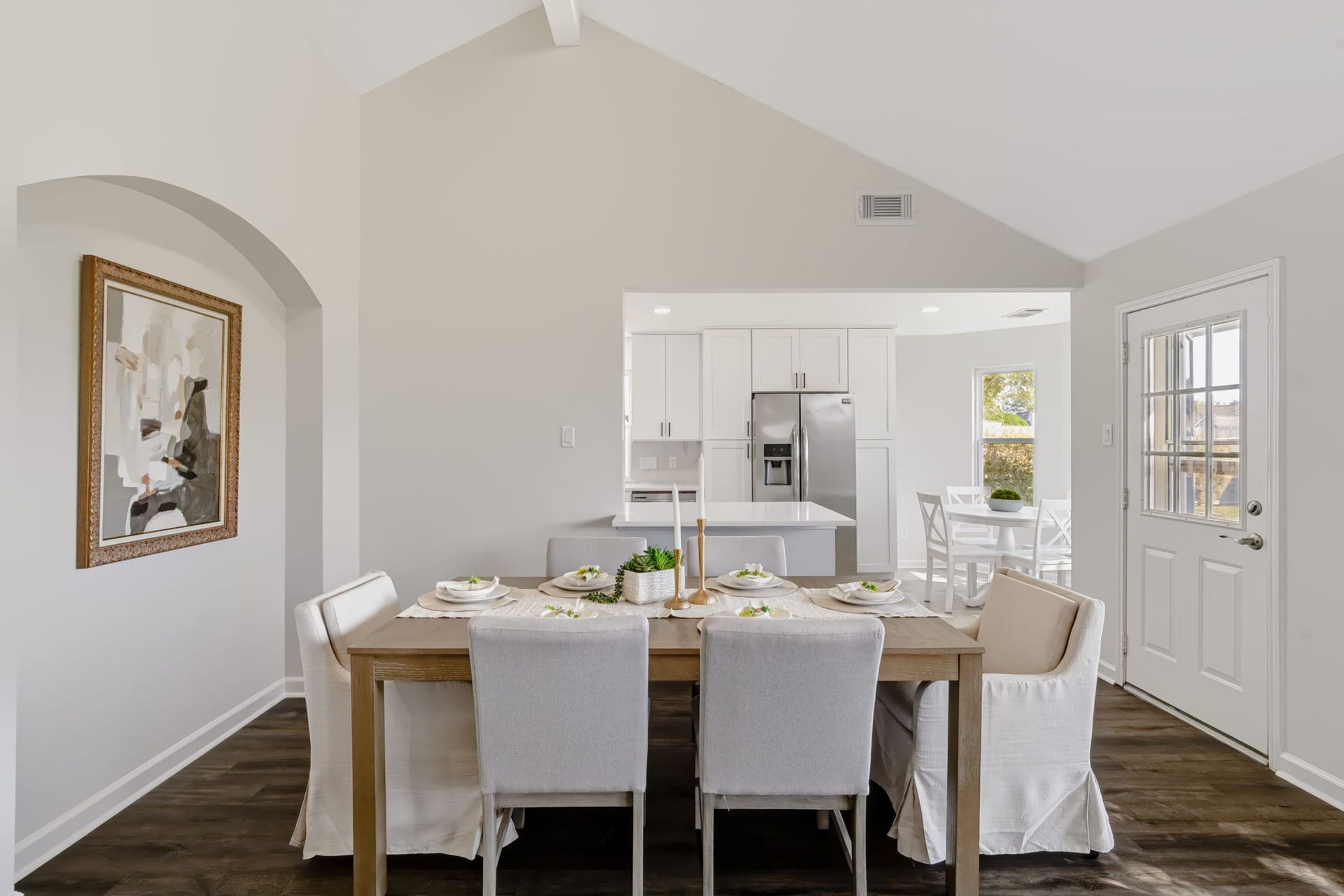 16811 Pheasant Ridge, Sugar Land, TX 77498 SPACIOUS FORMAL DINING ROOM FEATURES VAULTED CEILING.
