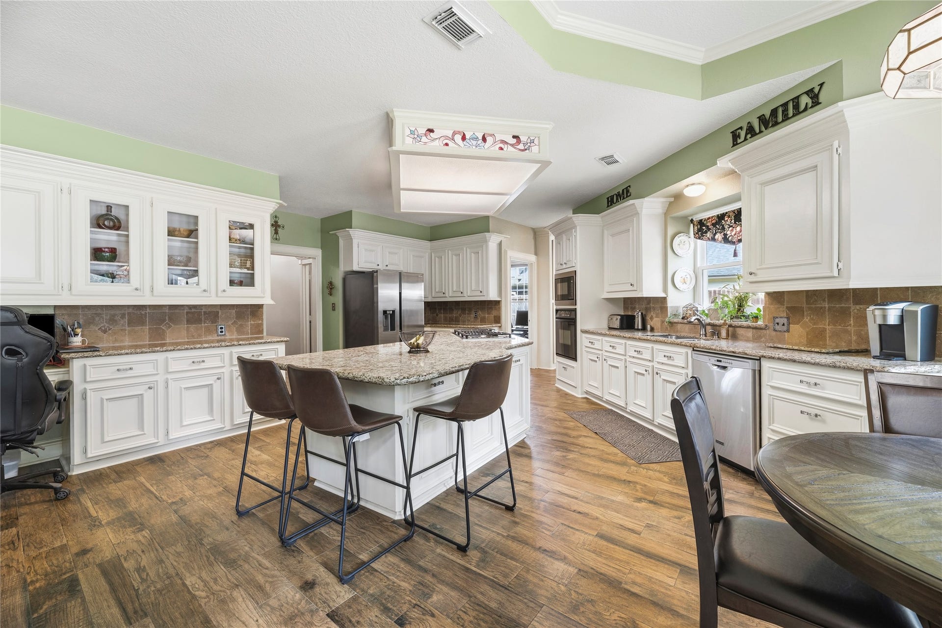 13114 S Winesap Lane, Cypress, TX 77429 Island kitchen allows bar stool seating