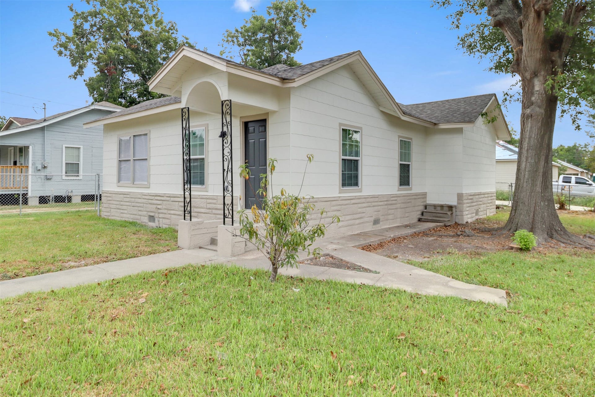 101 E James Street, Baytown, TX 77520
