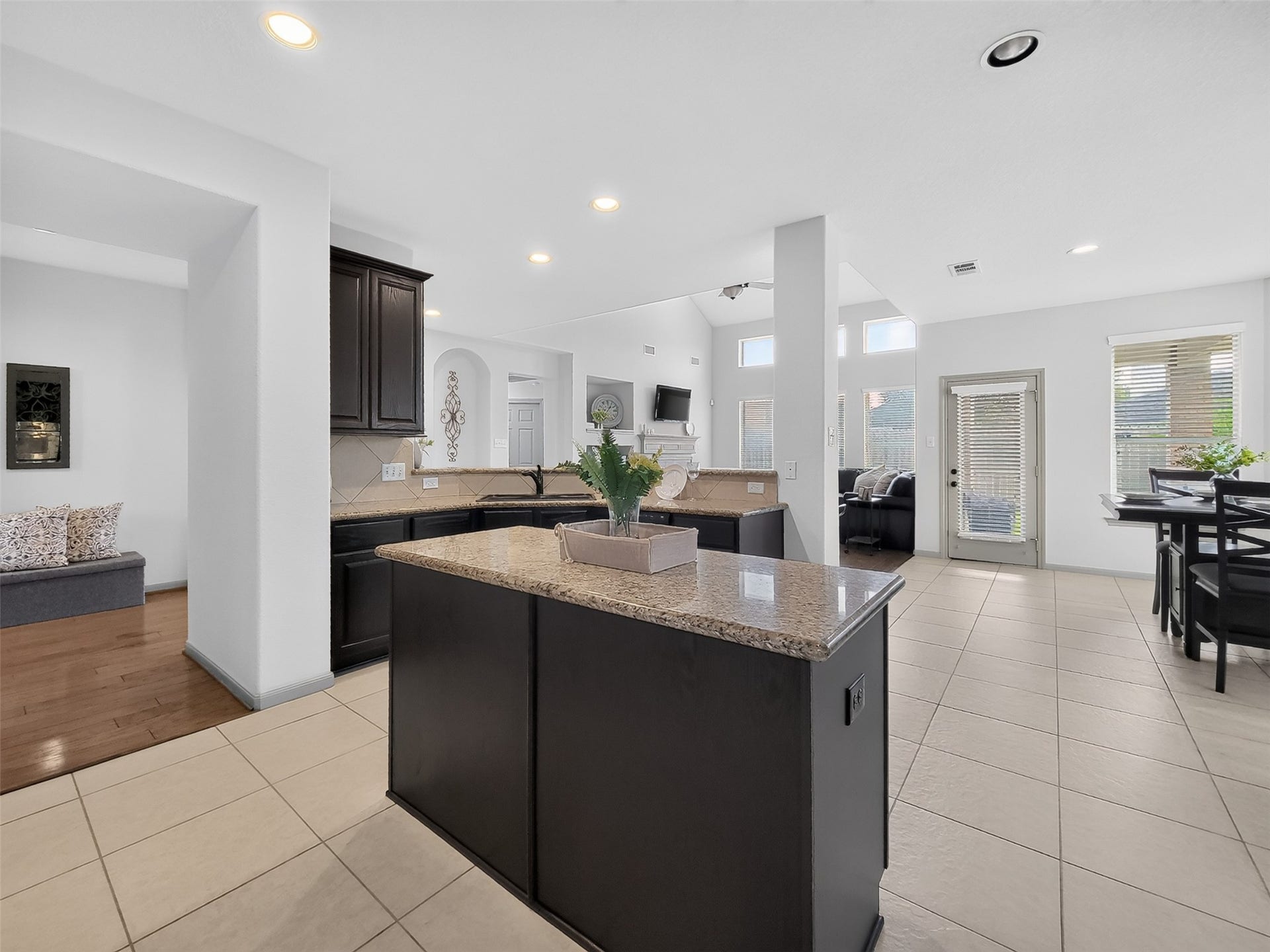 4027 Chestnut Bend Drive, Missouri City, TX 77459 4027 Chestnut Bend Drive, Missouri City, TX 77459