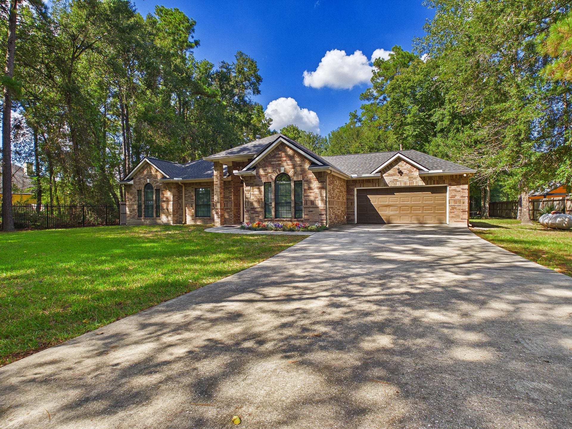 19521 Desna Drive, Porter, TX 77365 Extended driveway