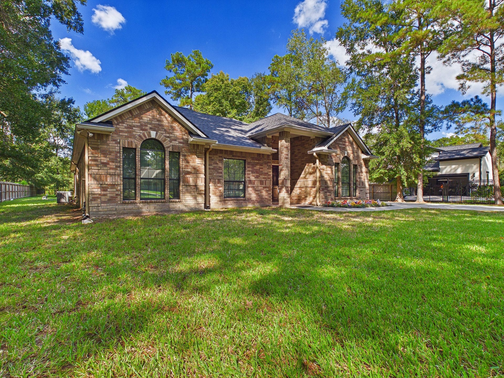 19521 Desna Drive, Porter, TX 77365 Expansive front yard