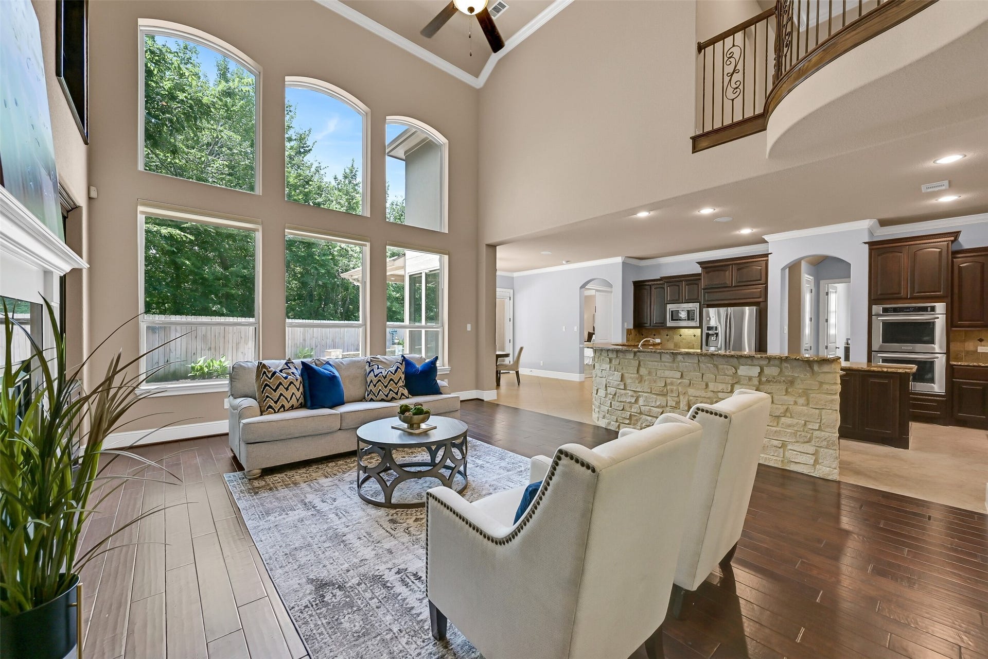 2304 Halls Creek Court, Friendswood, TX 77546 Open to the kitchen and breakfast room, this expansive family room was clearly designed for gathering with built-in speakers, recessed lighting, a ceiling fan, and generous seating areas all positioned beneath the dramatic second-story ceiling and overlooking the pool area.
