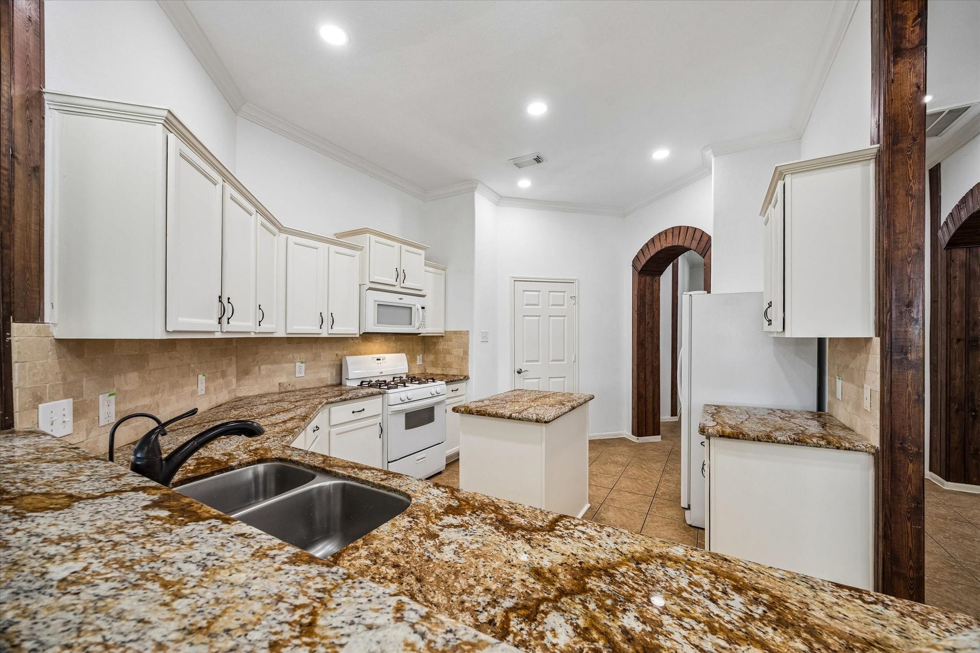 6741 Hidden Colony Lane, Dickinson, TX 77539 Experience culinary luxury in this kitchen with stunning granite countertops, a convenient water filter, and deep pot-filling sinks, perfect for modern living.