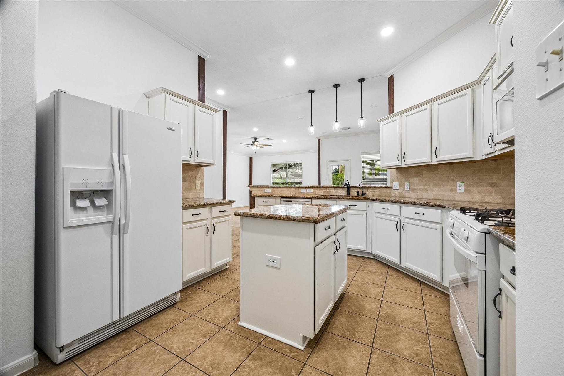 6741 Hidden Colony Lane, Dickinson, TX 77539 Bright and inviting kitchen with a central island offering extra storage, perfect for culinary enthusiasts.