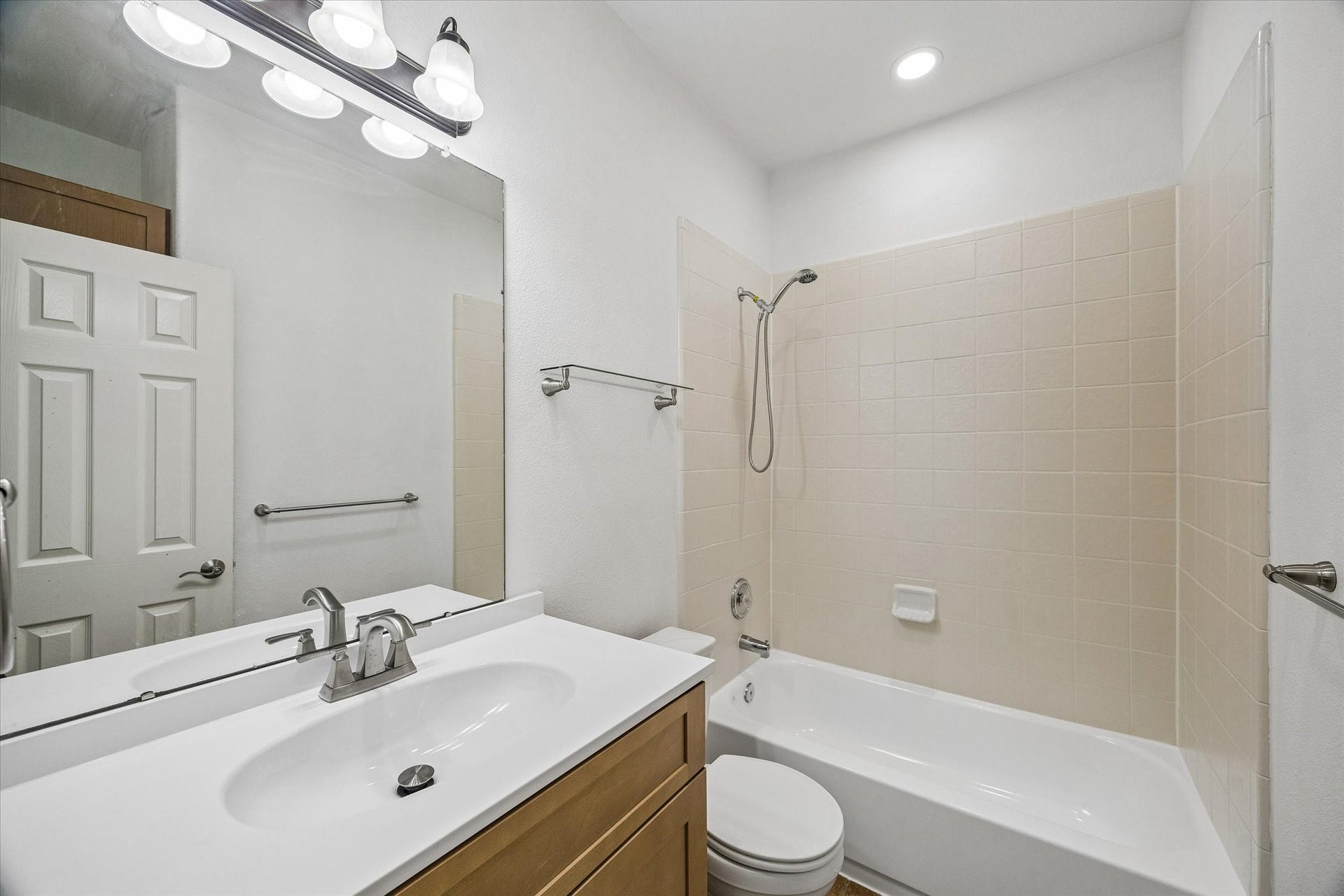 6741 Hidden Colony Lane, Dickinson, TX 77539 Experience modern comfort in the beautifully updated guest bathroom, featuring sleek fixtures and a fresh, inviting design.