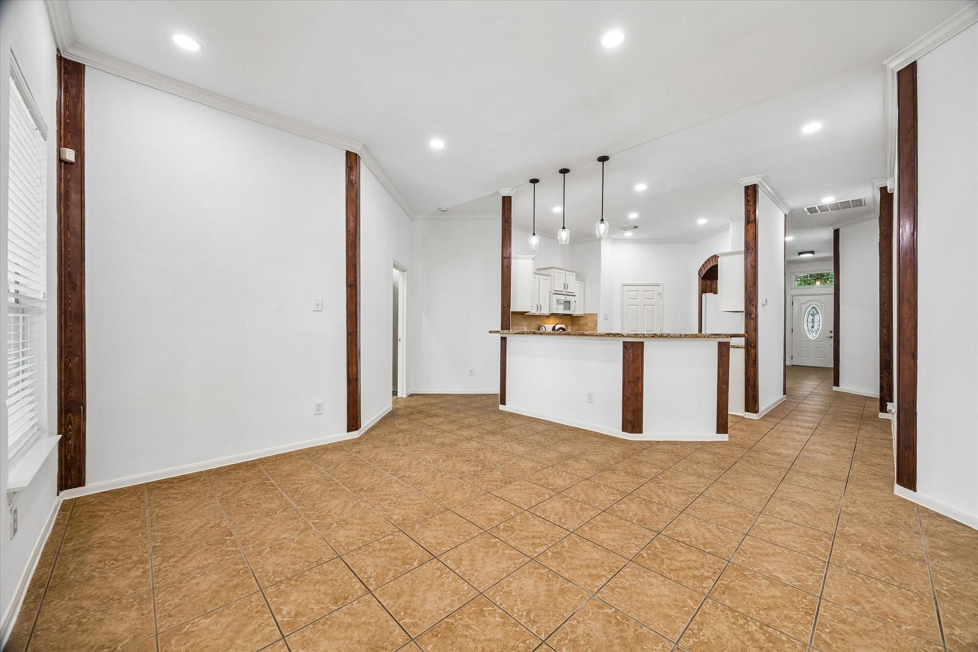 6741 Hidden Colony Lane, Dickinson, TX 77539 The bright breakfast and dining area boasts an inviting open floor plan seamlessly connected to the kitchen and living spaces, perfect for modern living and entertaining.