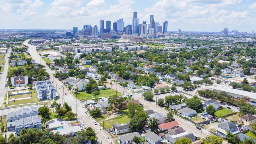 Property photo for 1917 Elysian Street, Houston, TX