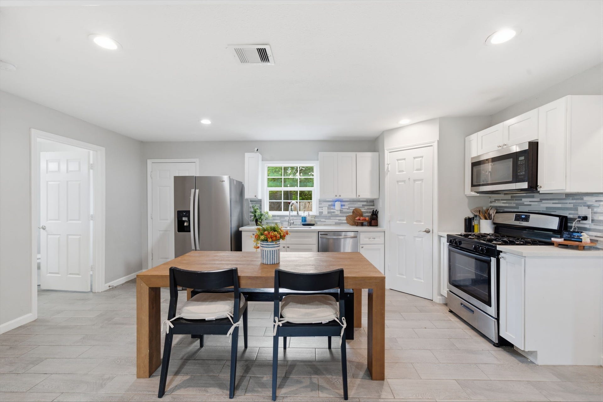 1534 3rd Avenue N, Texas City, TX 77590 Open kitchen with dining