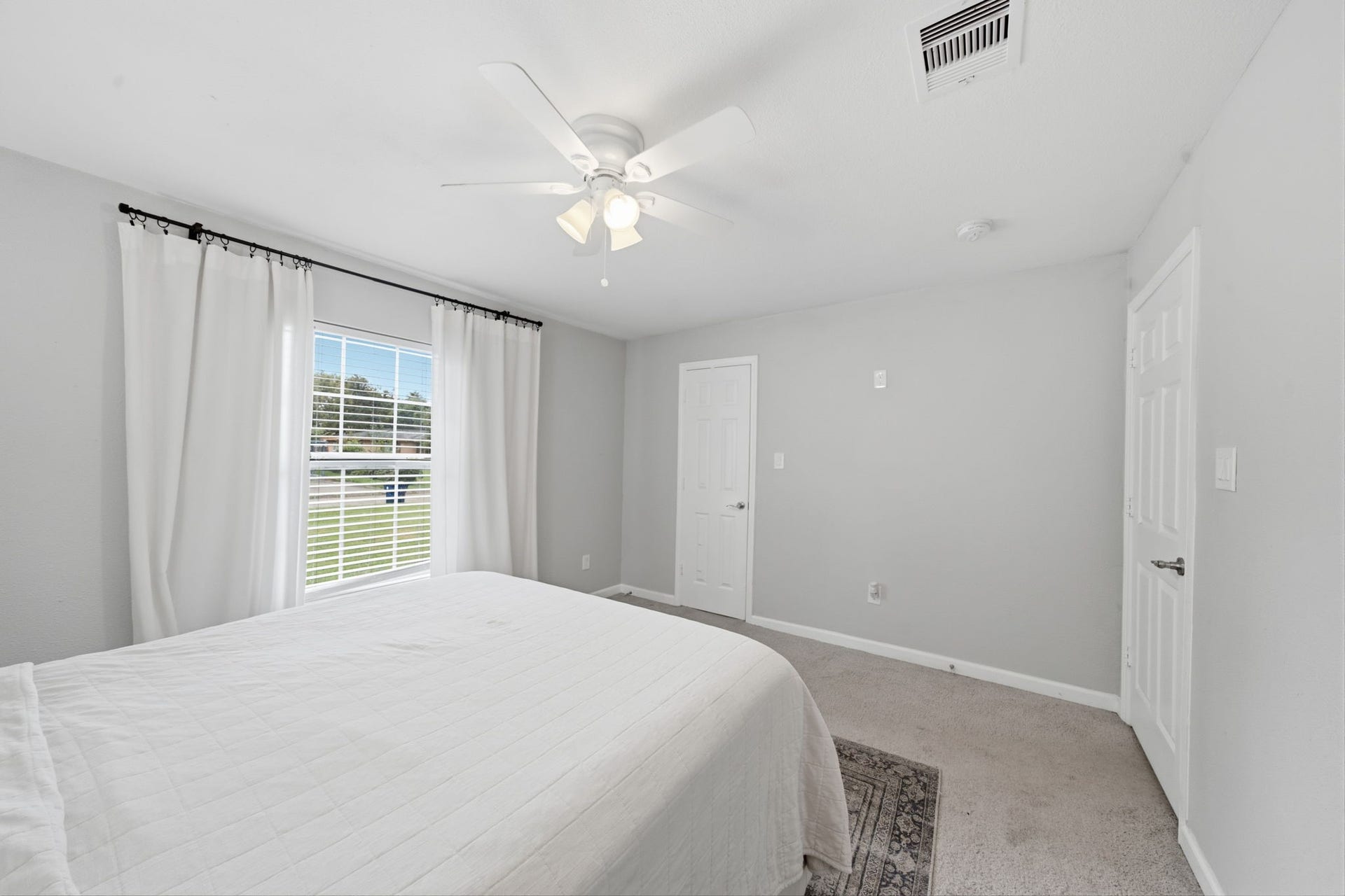 1534 3rd Avenue N, Texas City, TX 77590 Primary bedroom with walk-in closet