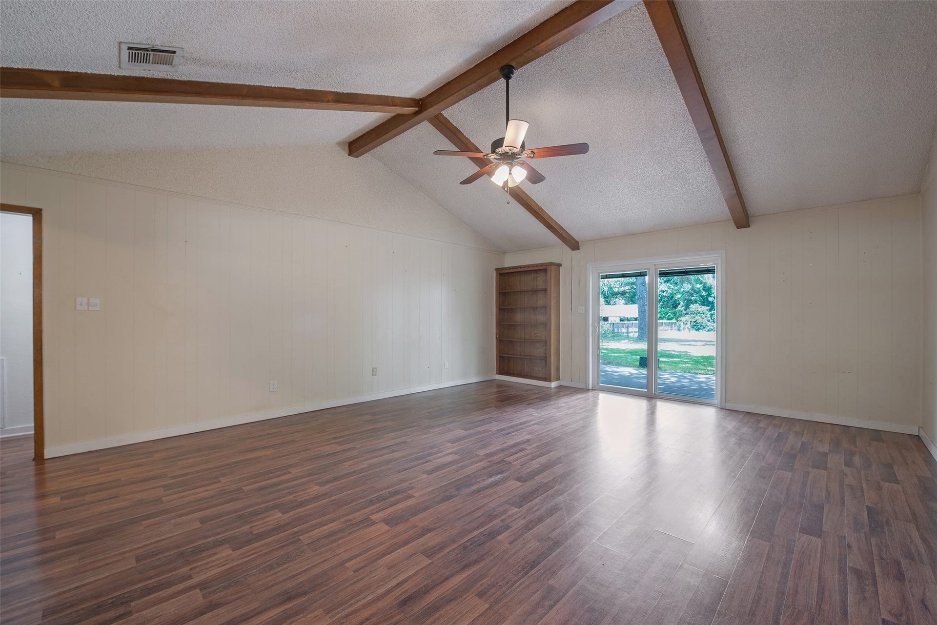 504 Walnut Street, Waller, TX 77484 Large Family Room with Cathedral Ceiling with Access to Backyard