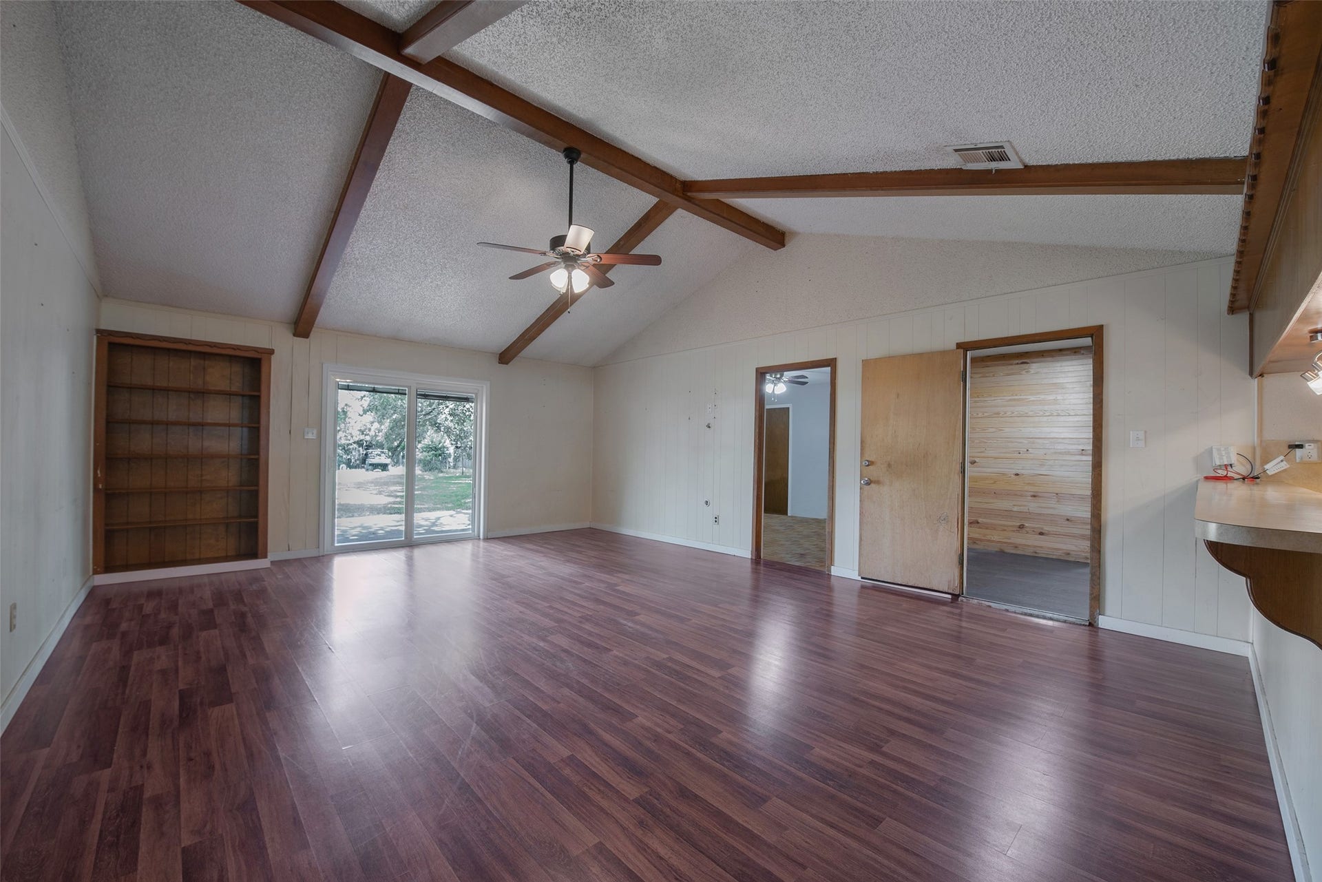 504 Walnut Street, Waller, TX 77484 Large Family Room with Cathedral Ceiling with Access to Backyard