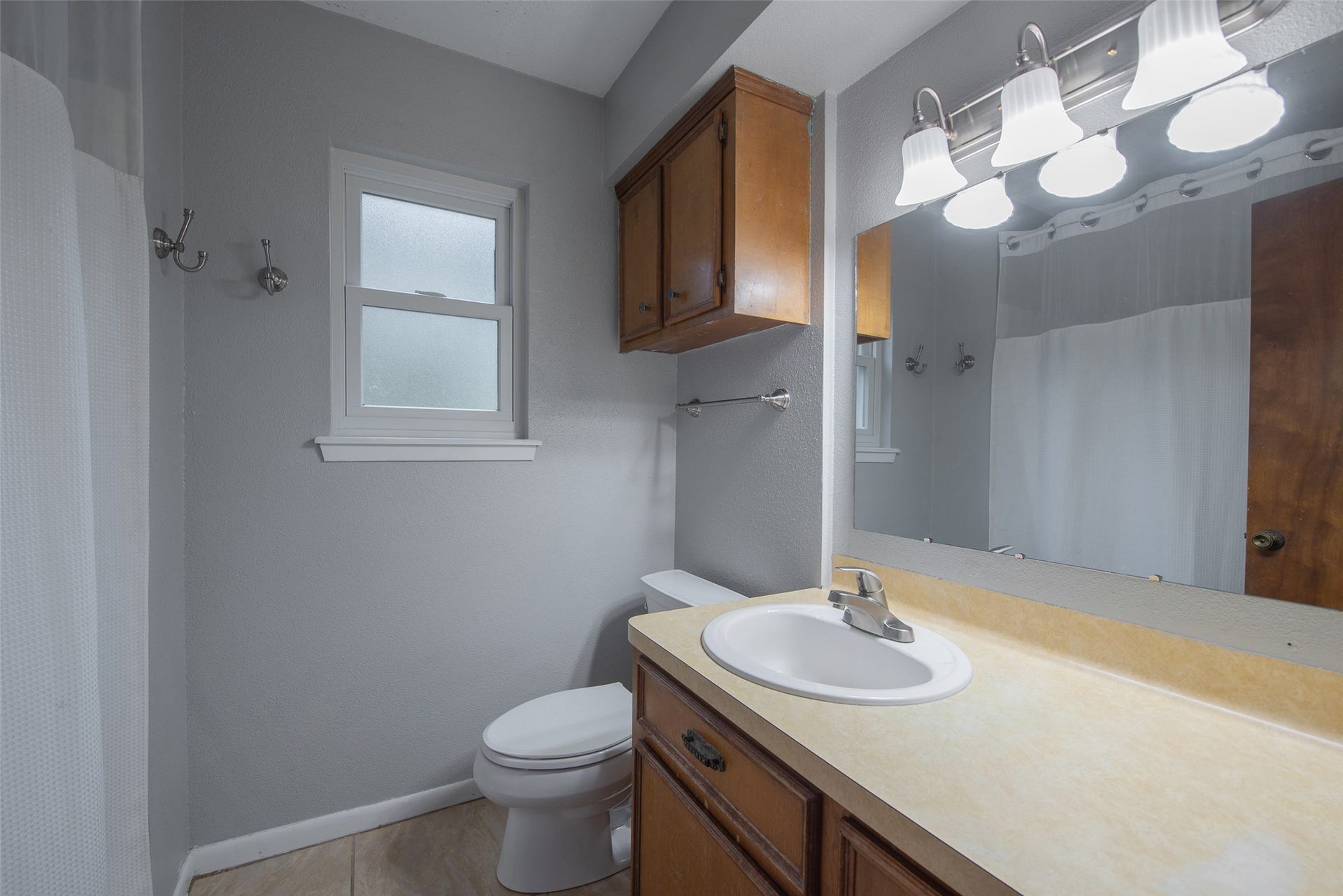 504 Walnut Street, Waller, TX 77484 Primary Bathroom
