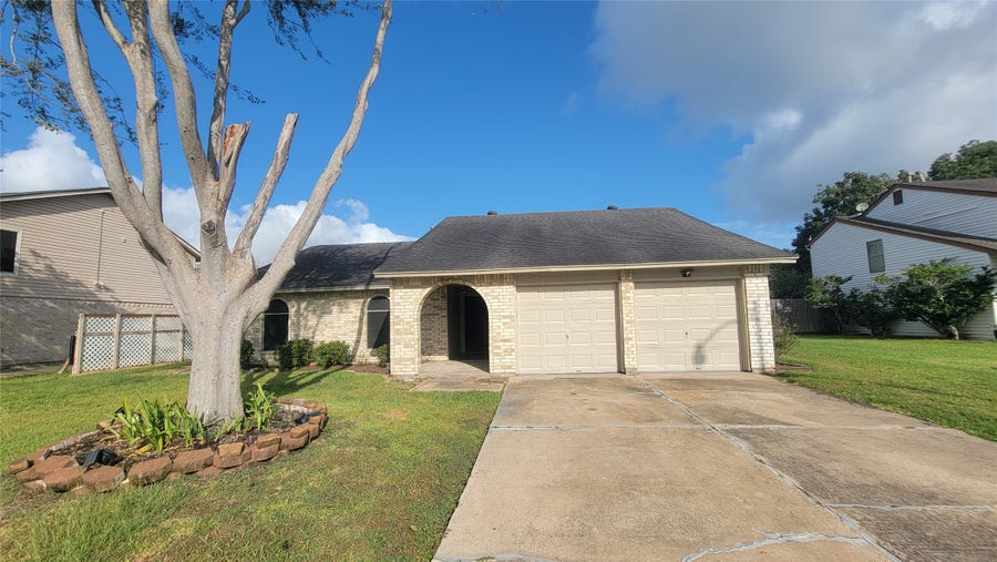 Property photo for 256 E Castle Harbour Drive, Friendswood, TX
