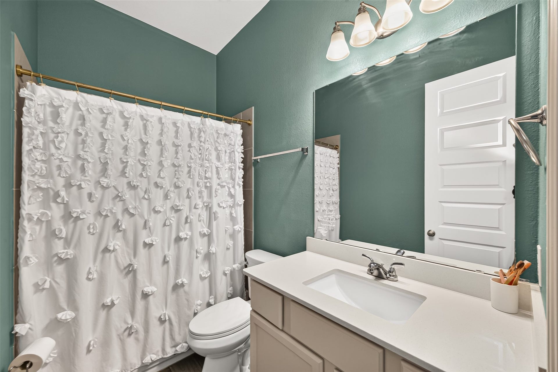 18902 Carson Glen Drive, New Caney, TX 77357 Guest en suite bathroom