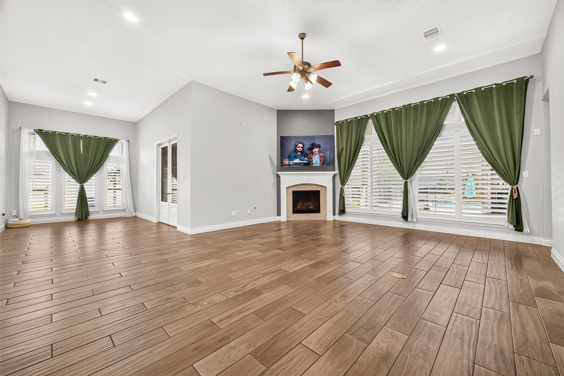 18902 Carson Glen Drive, New Caney, TX 77357 Family room and breakfast area