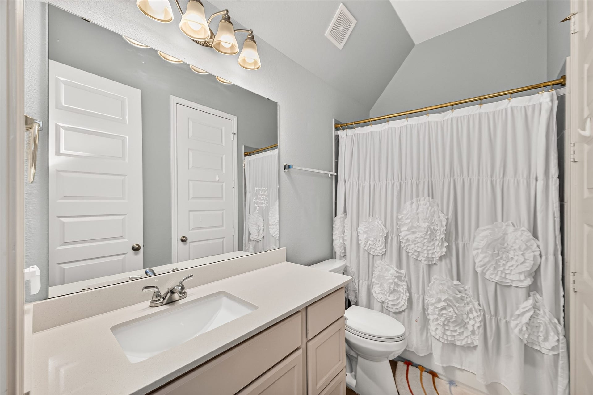 18902 Carson Glen Drive, New Caney, TX 77357 Guest en suite bathroom