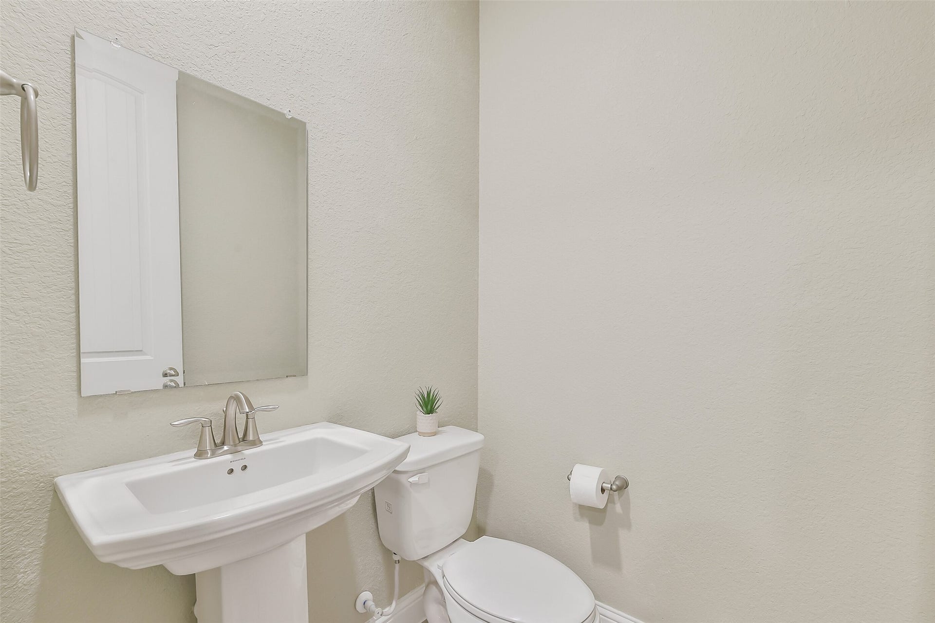 20330 Rose Gray Lane, Tomball, TX 77377 Convenient half bath.