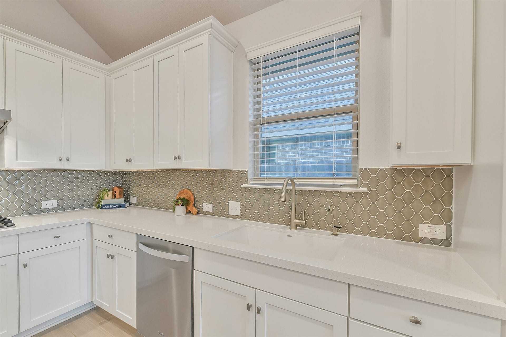20330 Rose Gray Lane, Tomball, TX 77377 This bright kitchen is sure to please!