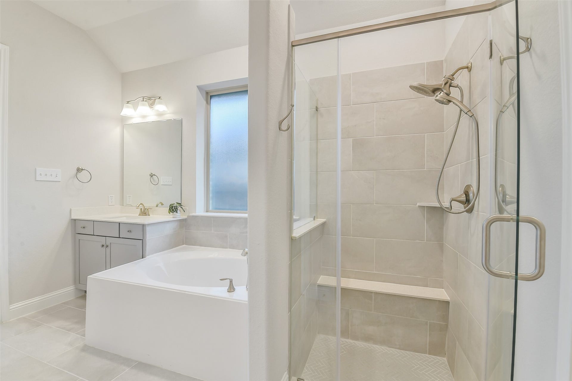 20330 Rose Gray Lane, Tomball, TX 77377 Beautiful soaking tub and large walk in shower.