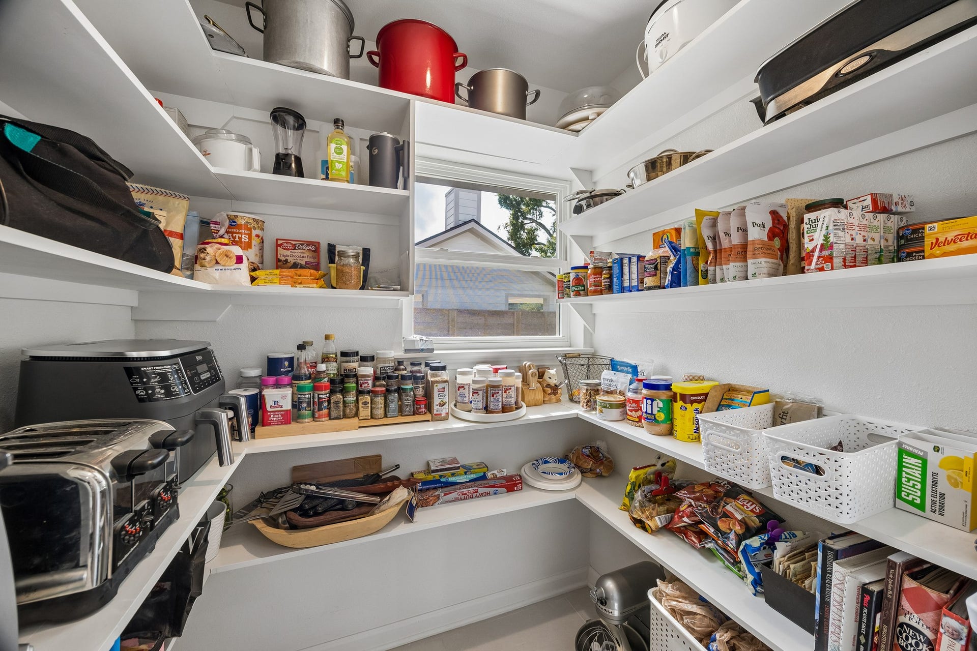 12314 Honeywood Trail, Houston, TX 77077 Spacious walk-in pantry!