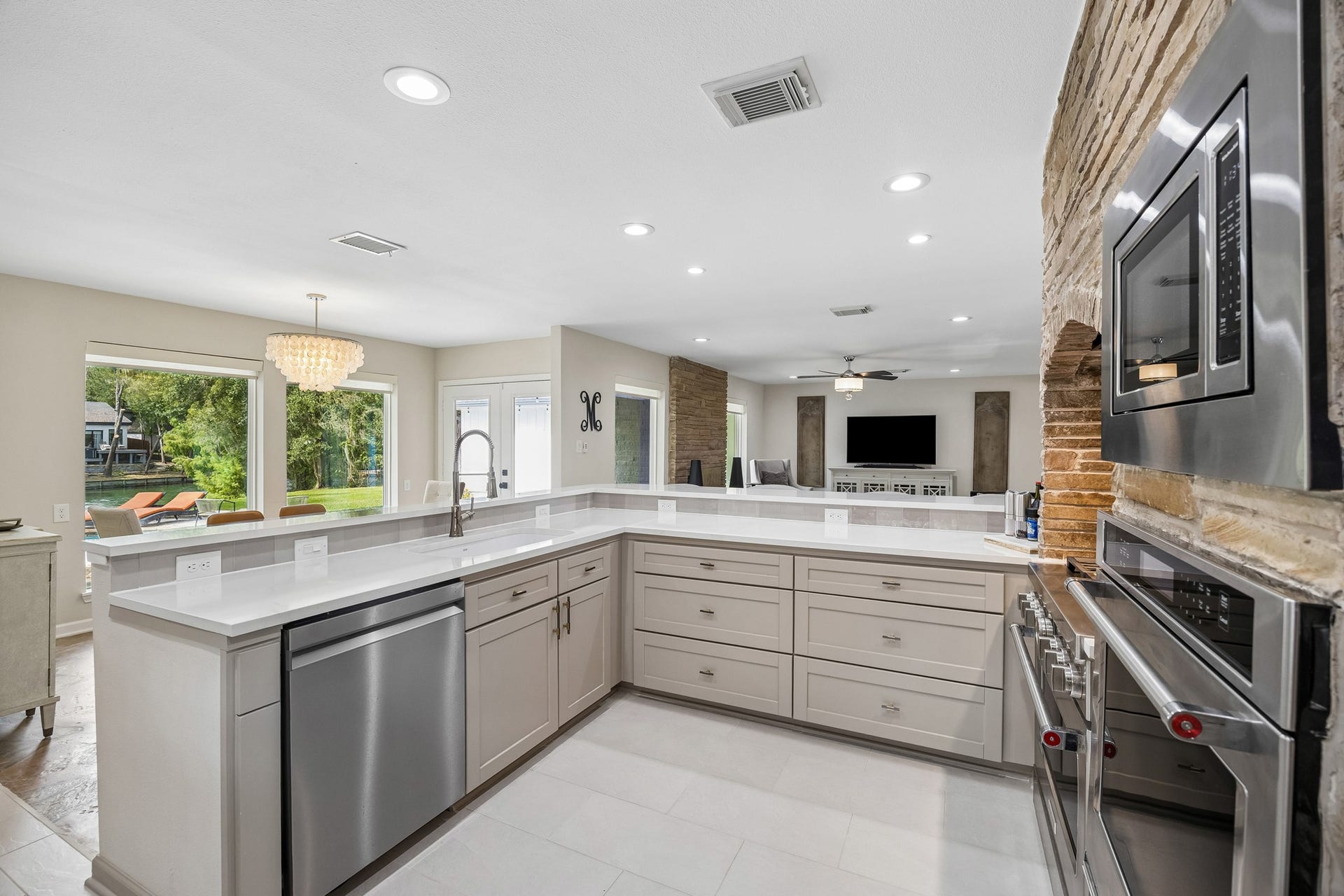12314 Honeywood Trail, Houston, TX 77077 Expansive quarts countertops provide abundant workspace, complemented by a large single-basin sink, and oversized drawers perfect for pots and pans, and bulky kitchen essentials.