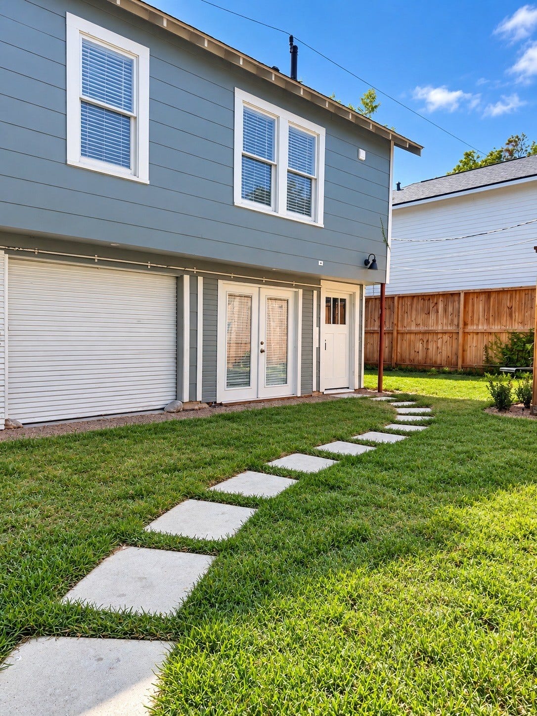 914.5 W Melwood Street, Houston, TX 77009 Charming garage apartment with access to a large communal yard and green space. Friendly dogs welcome!