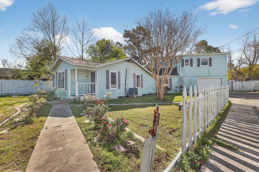Property photo for 712 E Peach Street, Angleton, TX