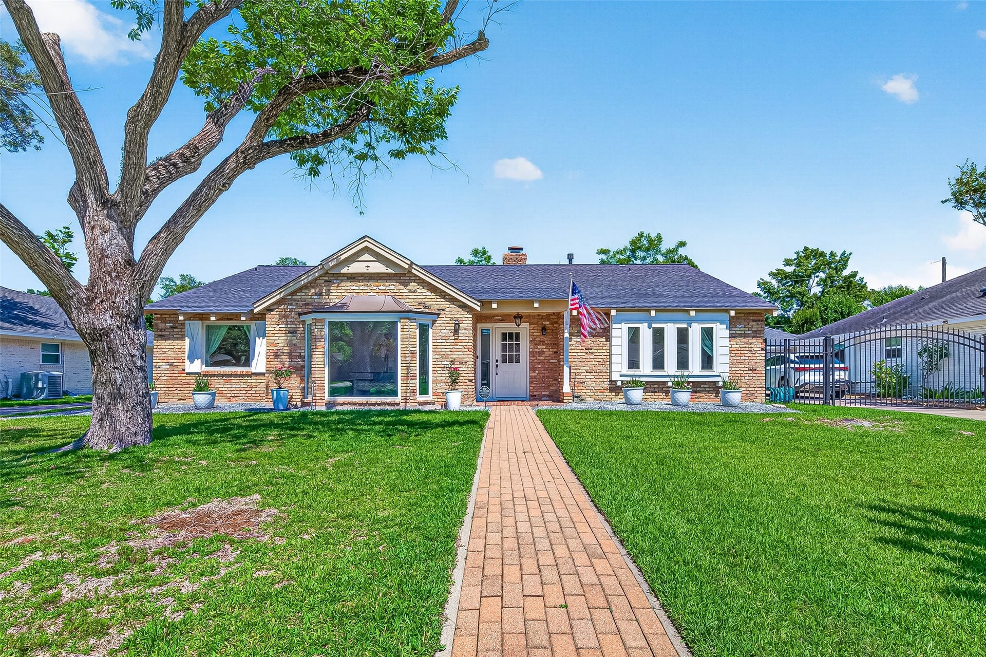 2610 Teague Road, Houston, TX 77080 Beautiful, mature trees provide shade.