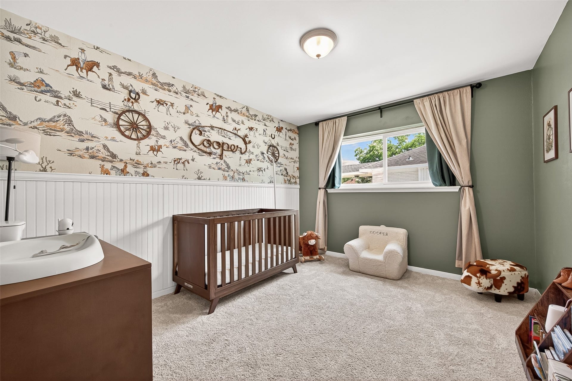 2610 Teague Road, Houston, TX 77080 Secondary bedroom with beautiful beadboard. Ample natural light through the large window.