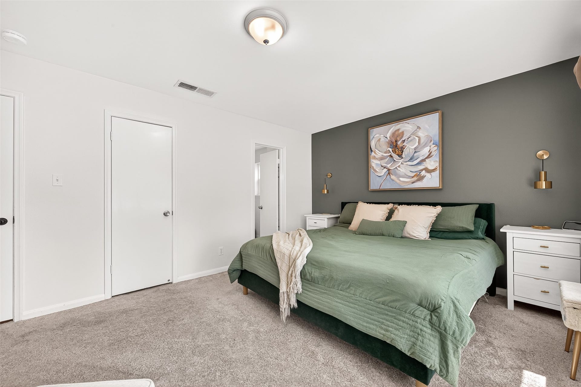 2610 Teague Road, Houston, TX 77080 Large primary retreat at the front of the home.
