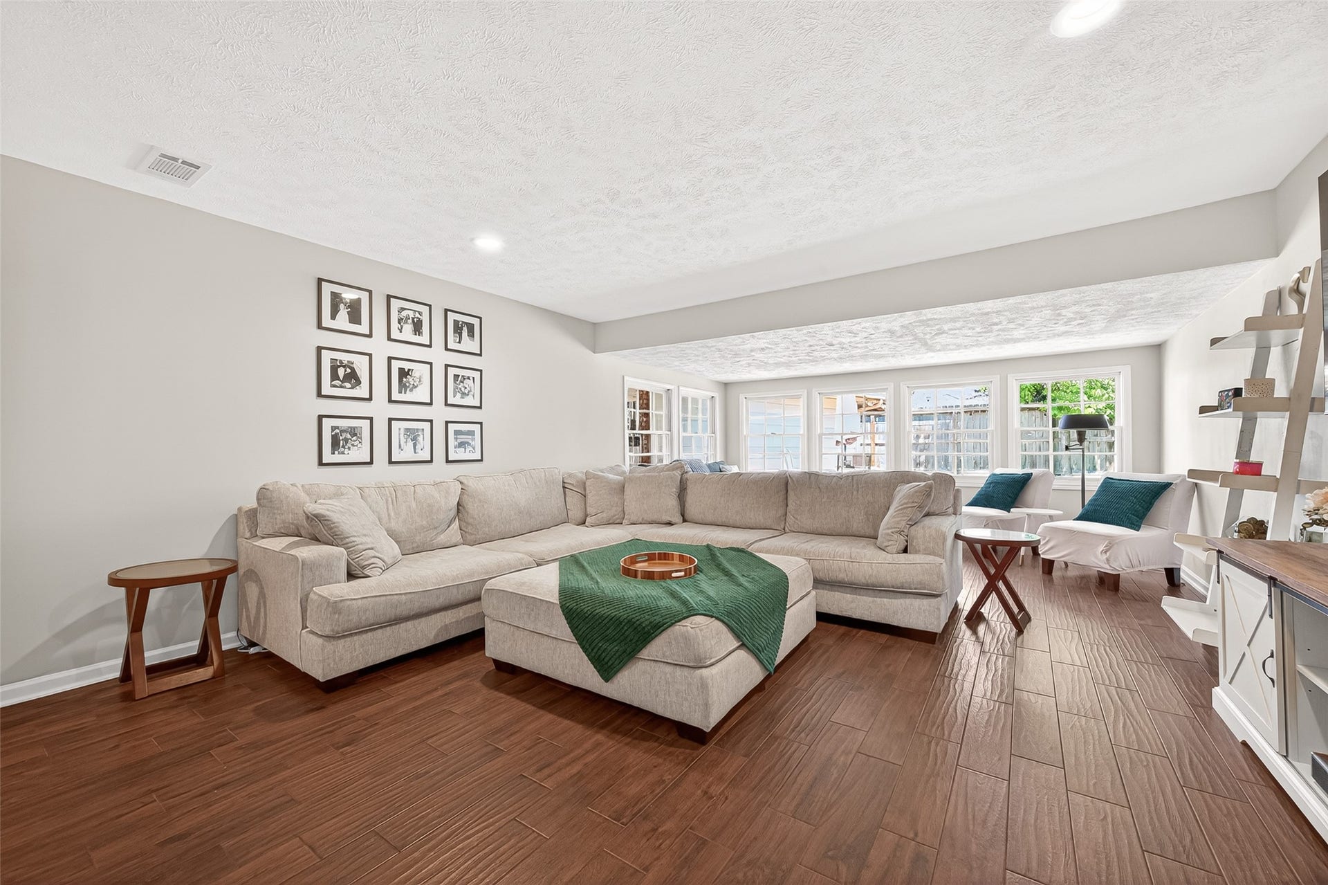 2610 Teague Road, Houston, TX 77080 Live large in this family room! What an incredible layout to entertain.