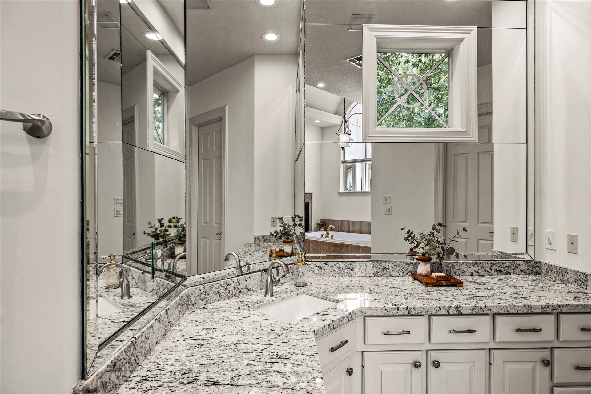 3 N Benton Woods Circle, The Woodlands, TX 77382