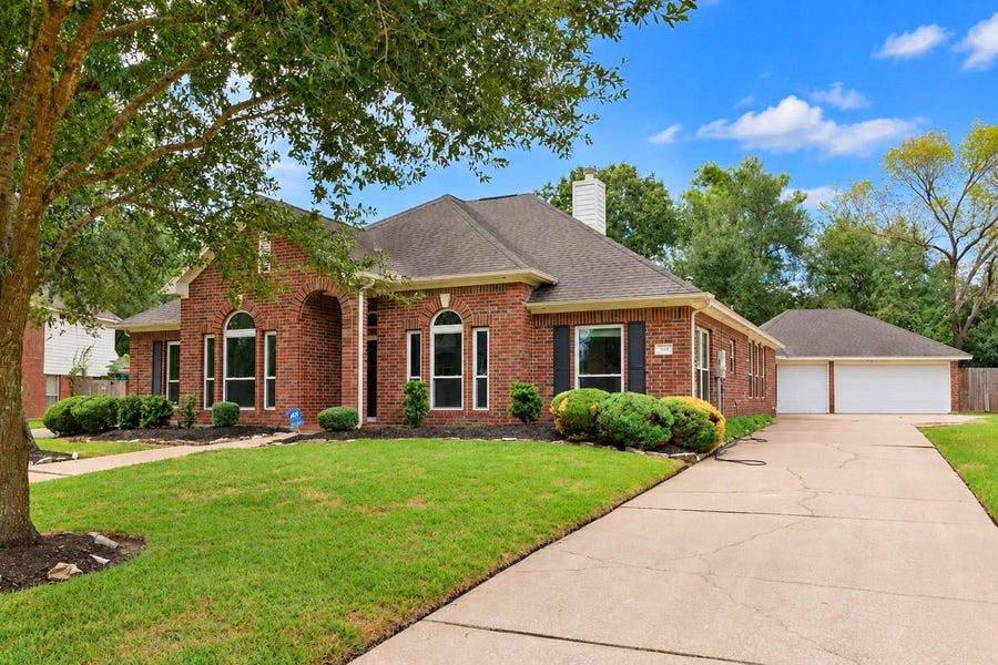 Property photo for 304 Melodywood Drive, Friendswood, TX