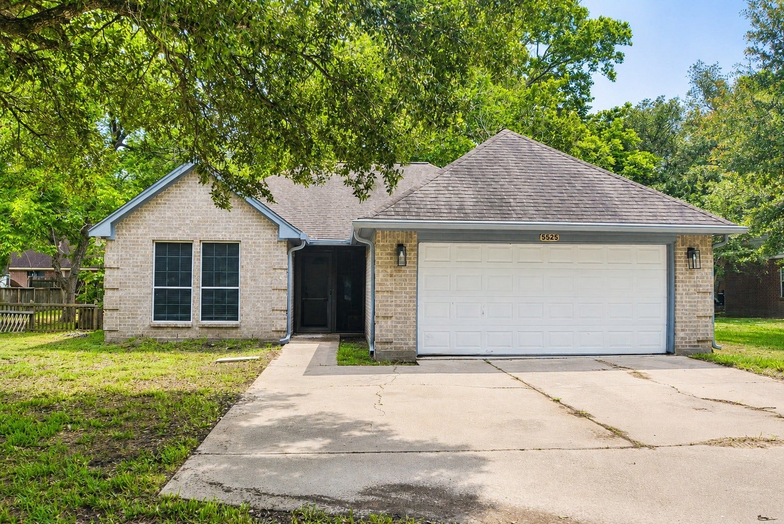 5525 Main Street, Santa Fe, TX 77510 3/2/2 brick home for sale or lease.