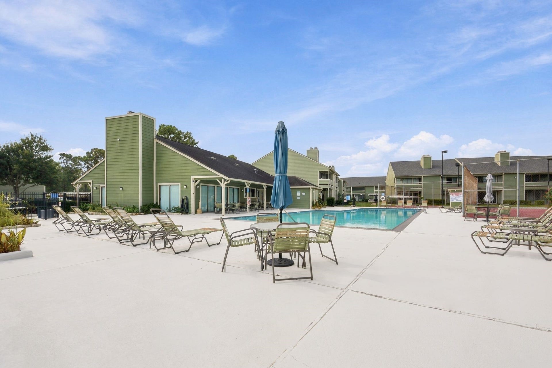 14777 Wunderlich Drive, #413, Houston, TX 77069 If you want to just come up and read a book and relax - it is another area you can enjoy.
