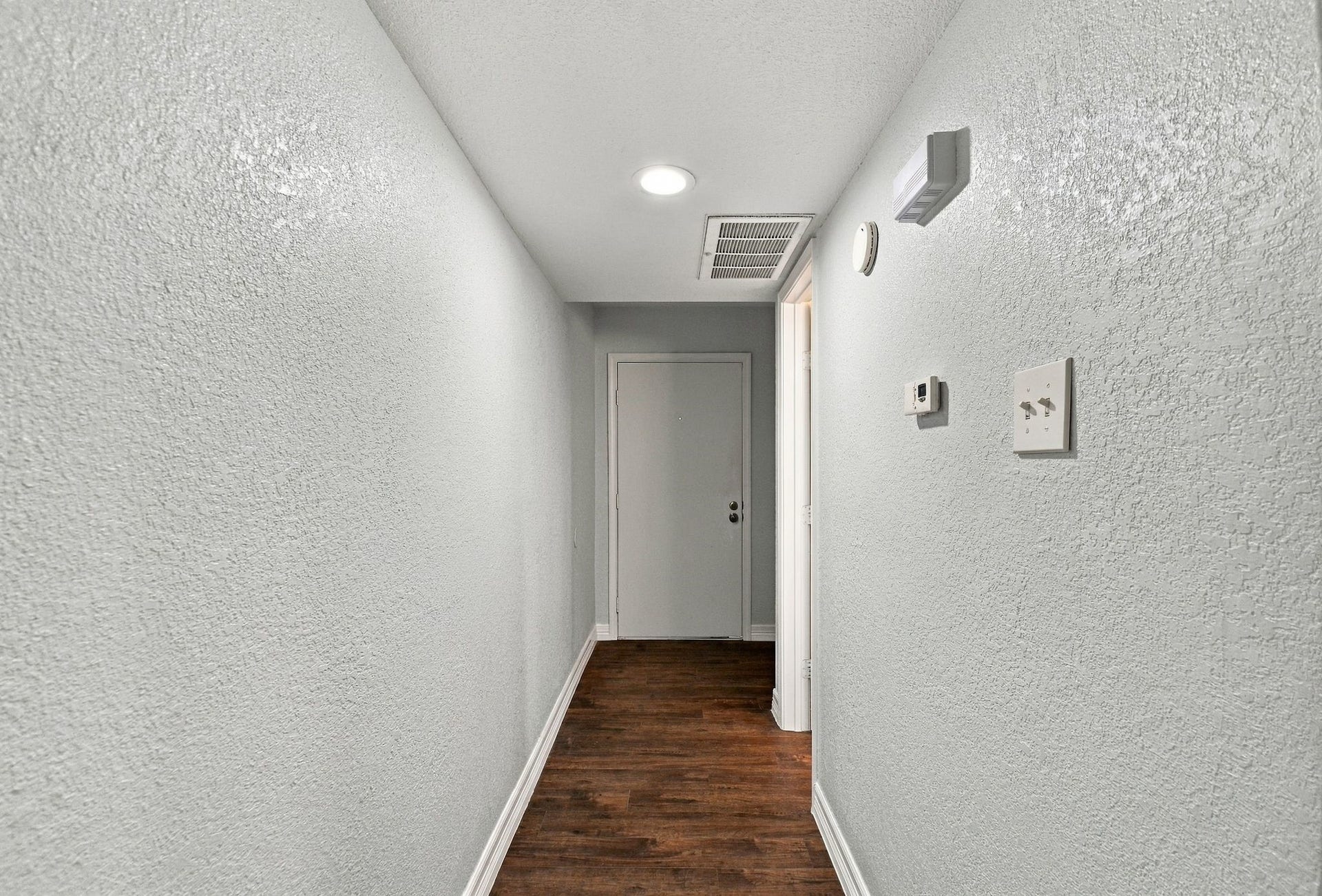 14777 Wunderlich Drive, #413, Houston, TX 77069 The main entry hall is light and bright!