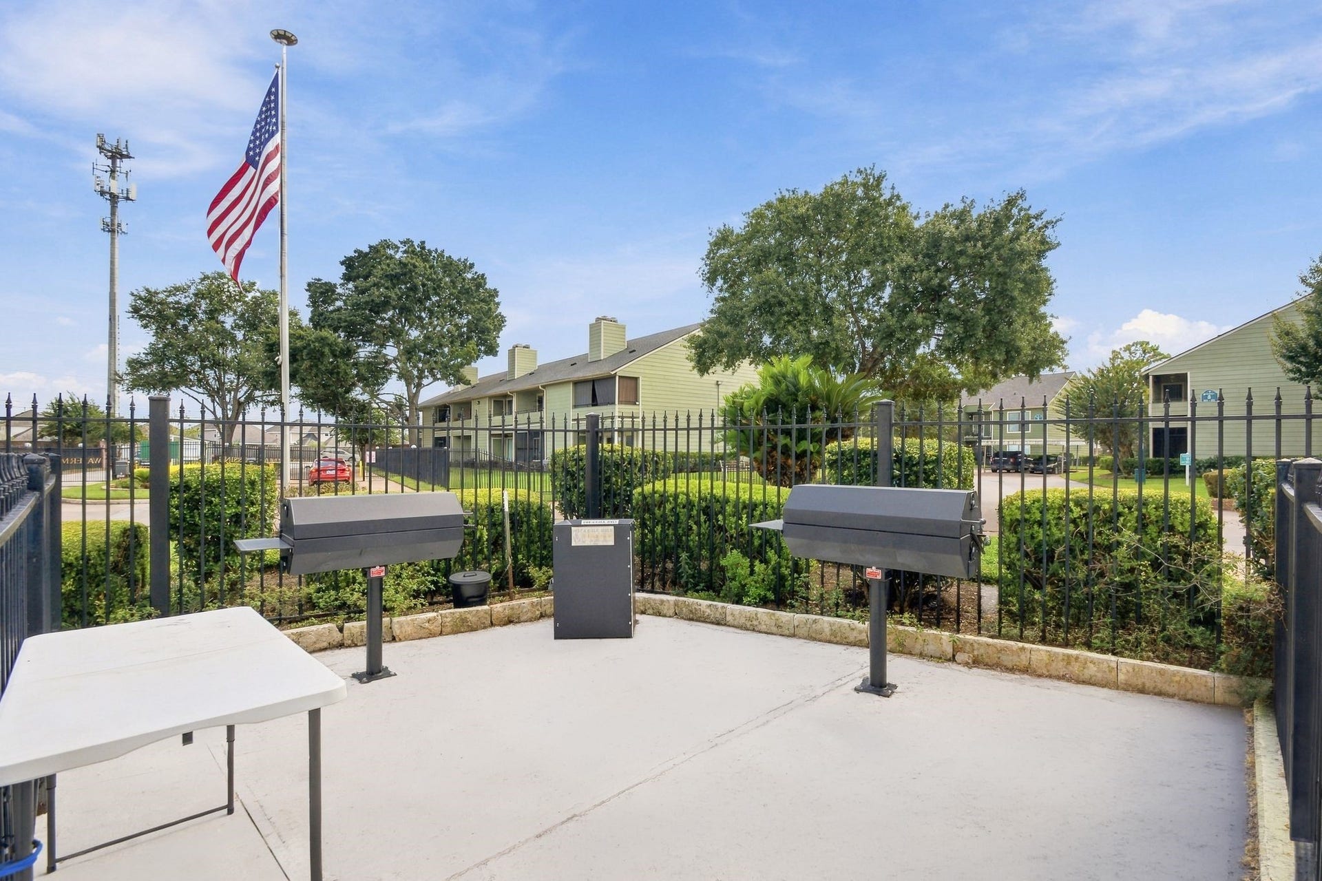 14777 Wunderlich Drive, #413, Houston, TX 77069 There are a few BBQ grills for residents to enjoy safely!