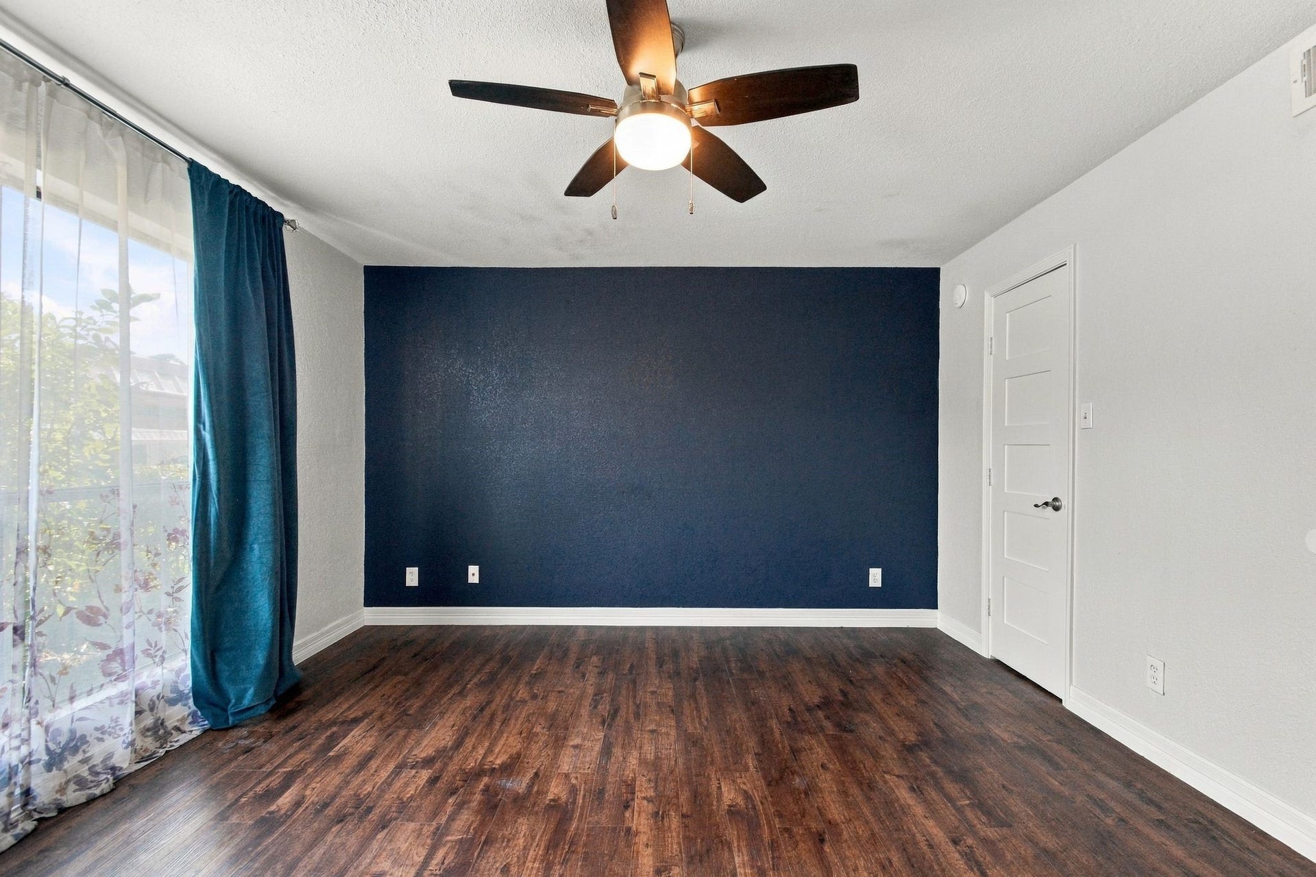 14777 Wunderlich Drive, #413, Houston, TX 77069 The ceiling fan light is also upgraded - when this condo was built, a lot of units didn't have it wired in the ceiling!