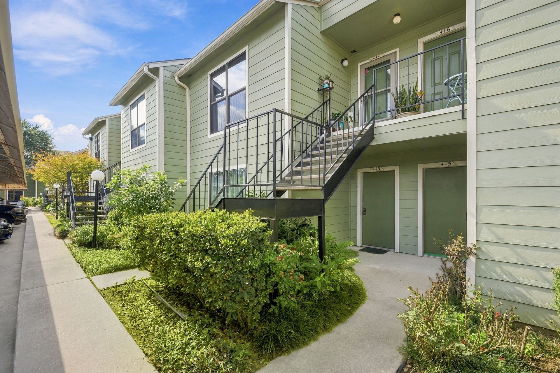 14777 Wunderlich Drive, #413, Houston, TX 77069 The exterior building is beautiful too and well maintained by the HOA