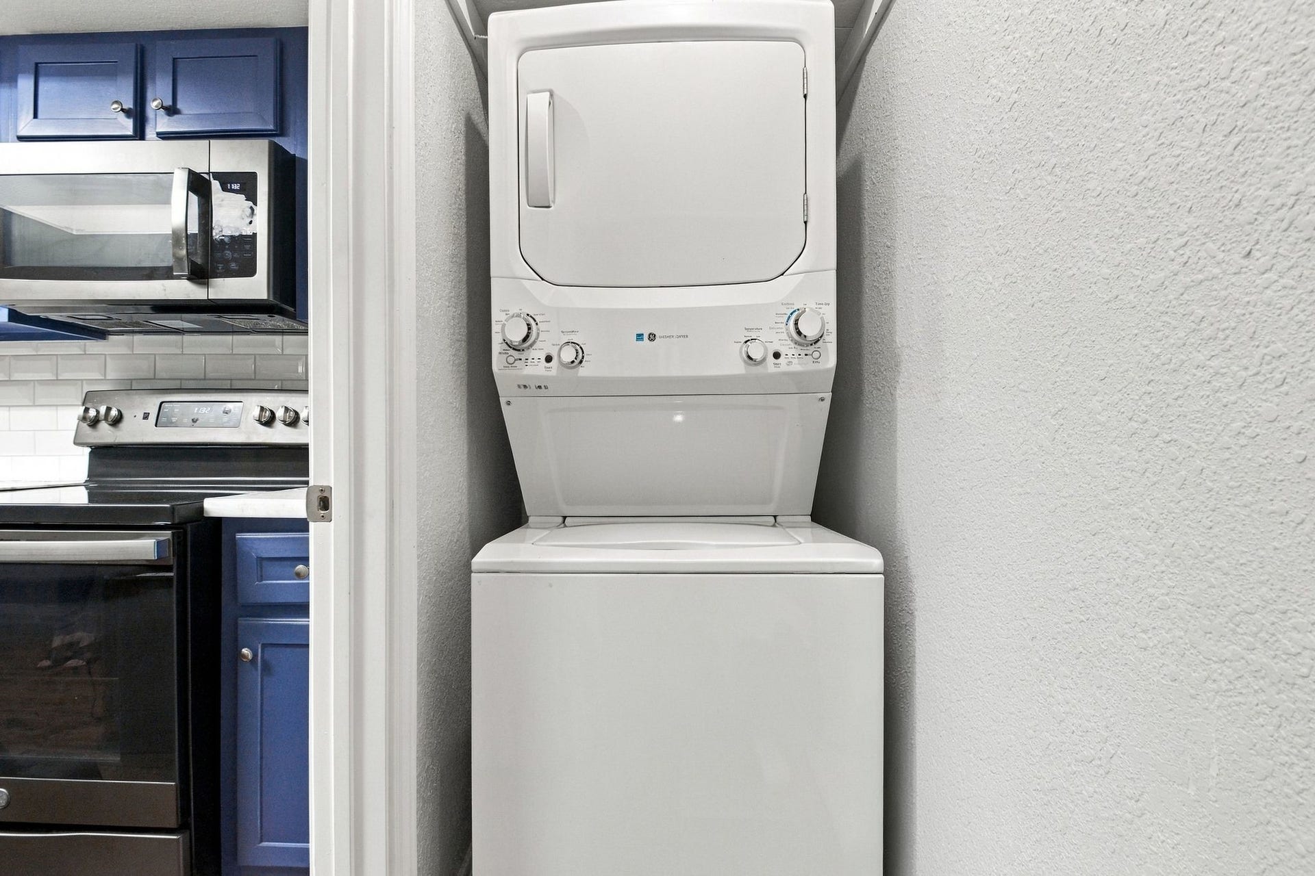 14777 Wunderlich Drive, #413, Houston, TX 77069 The Washer/Dryer are also staying with the condo and included!