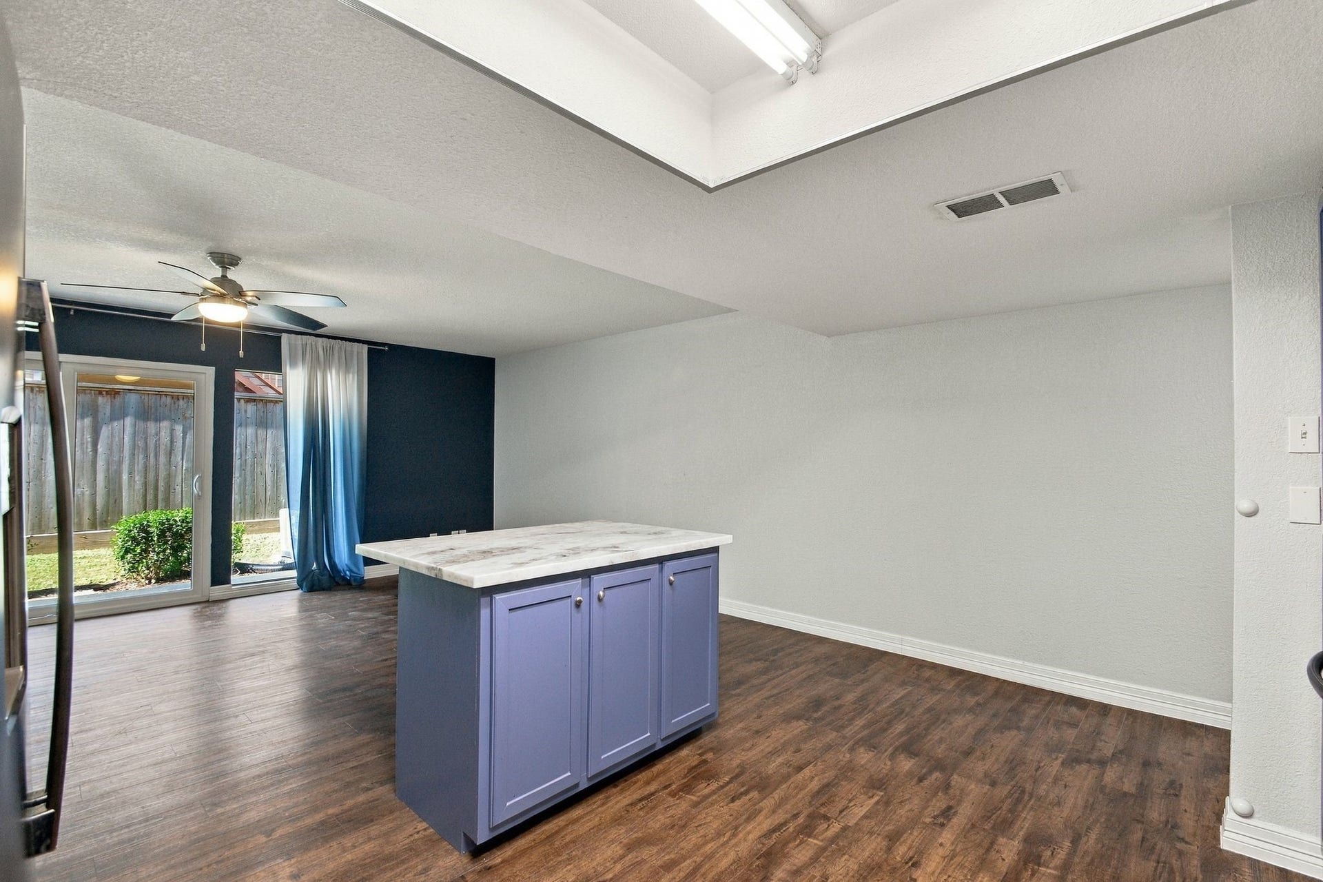 14777 Wunderlich Drive, #413, Houston, TX 77069 Another view of the open living and kitchen area show that you have an entire wall to make your entertainment space! Lots of natural light and no stairs!