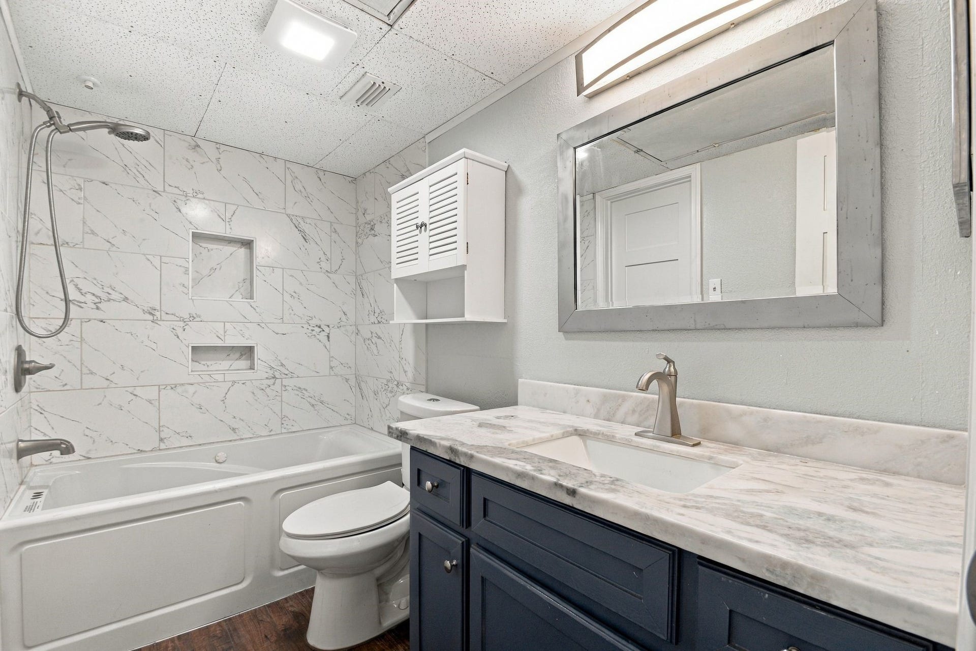 14777 Wunderlich Drive, #413, Houston, TX 77069 The Bath is nicely upgraded as well with matching quartz counters, upgraded toilet and a jetted tub/shower combo.