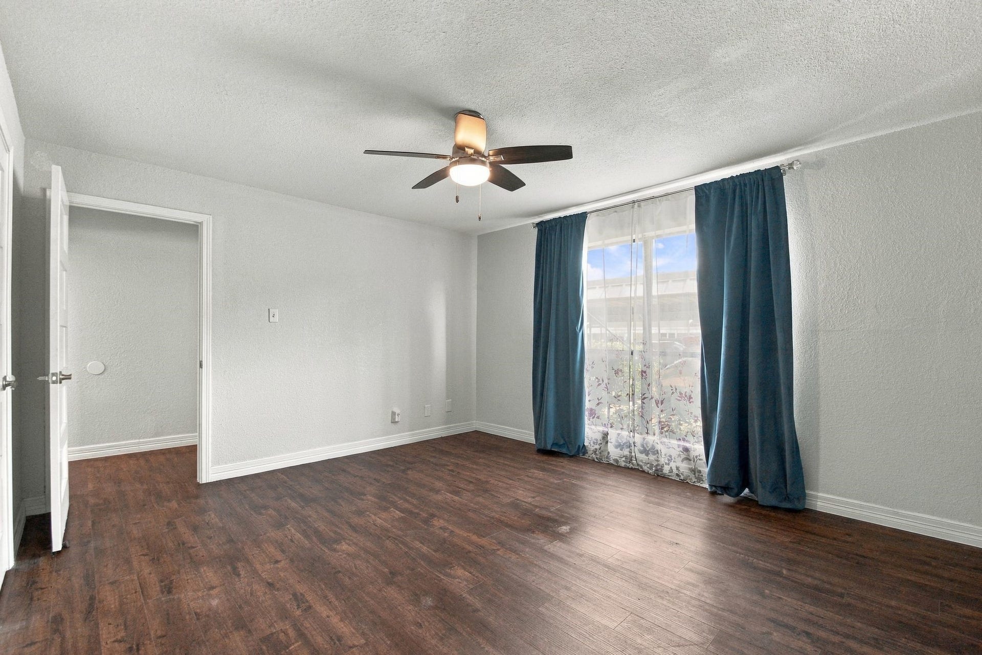 14777 Wunderlich Drive, #413, Houston, TX 77069 There are two full walls and it is a great layout - no carpet anywhere!