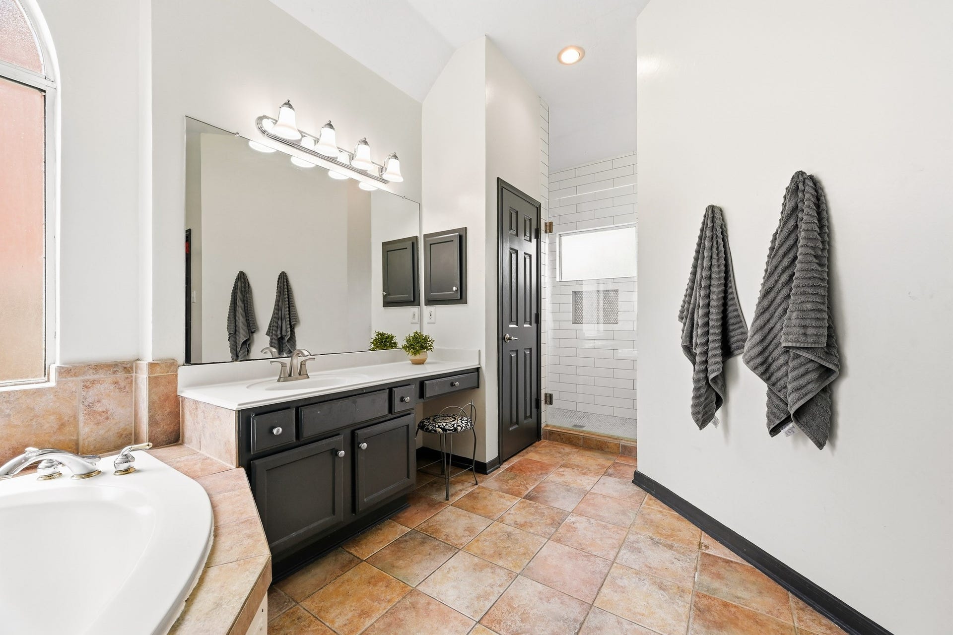 3807 Oakland Circle, Missouri City, TX 77459 Primary bathrooom with dual vanities, soaker tub & upgraded walk-in shower