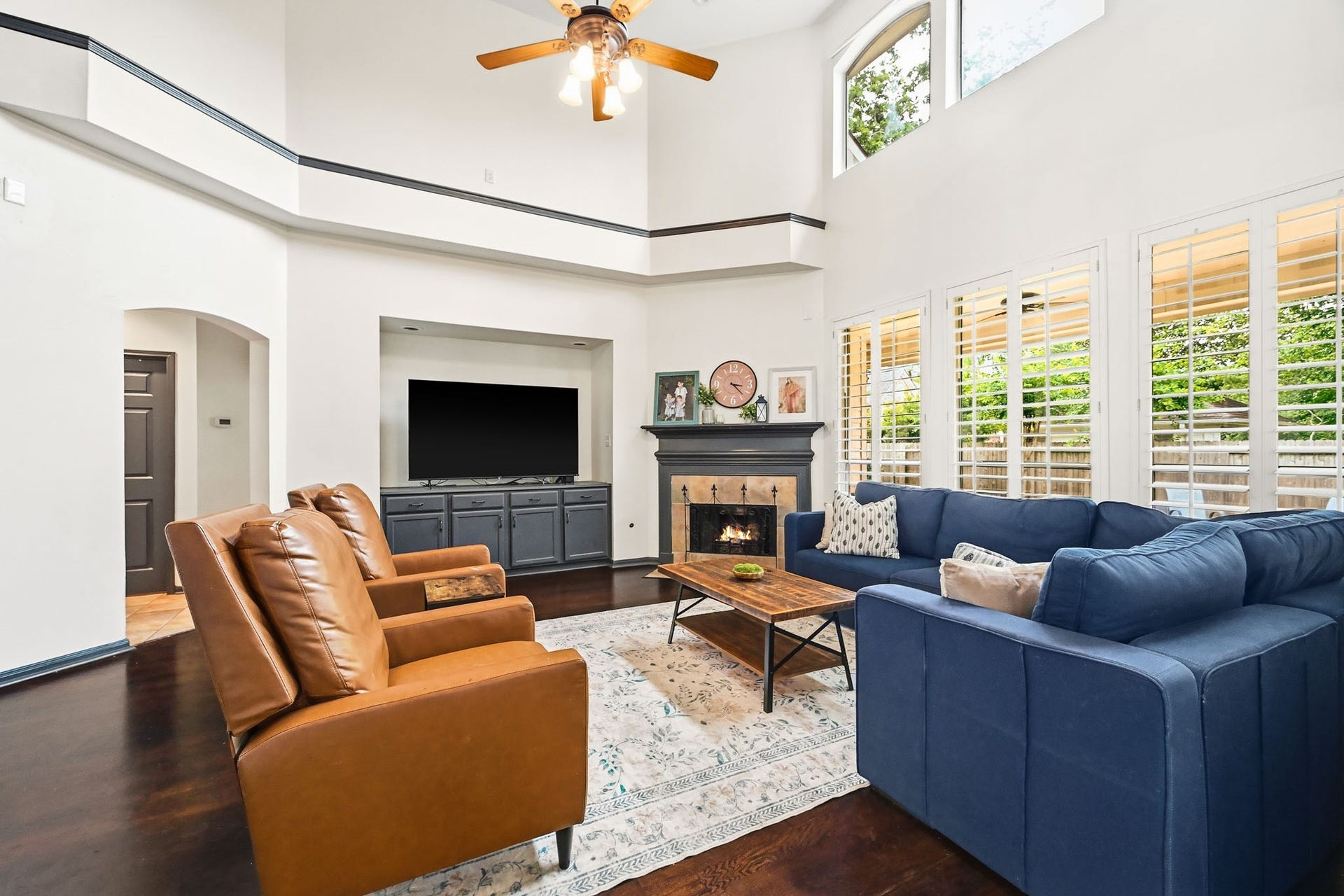 3807 Oakland Circle, Missouri City, TX 77459 Family room with built-in tv nook