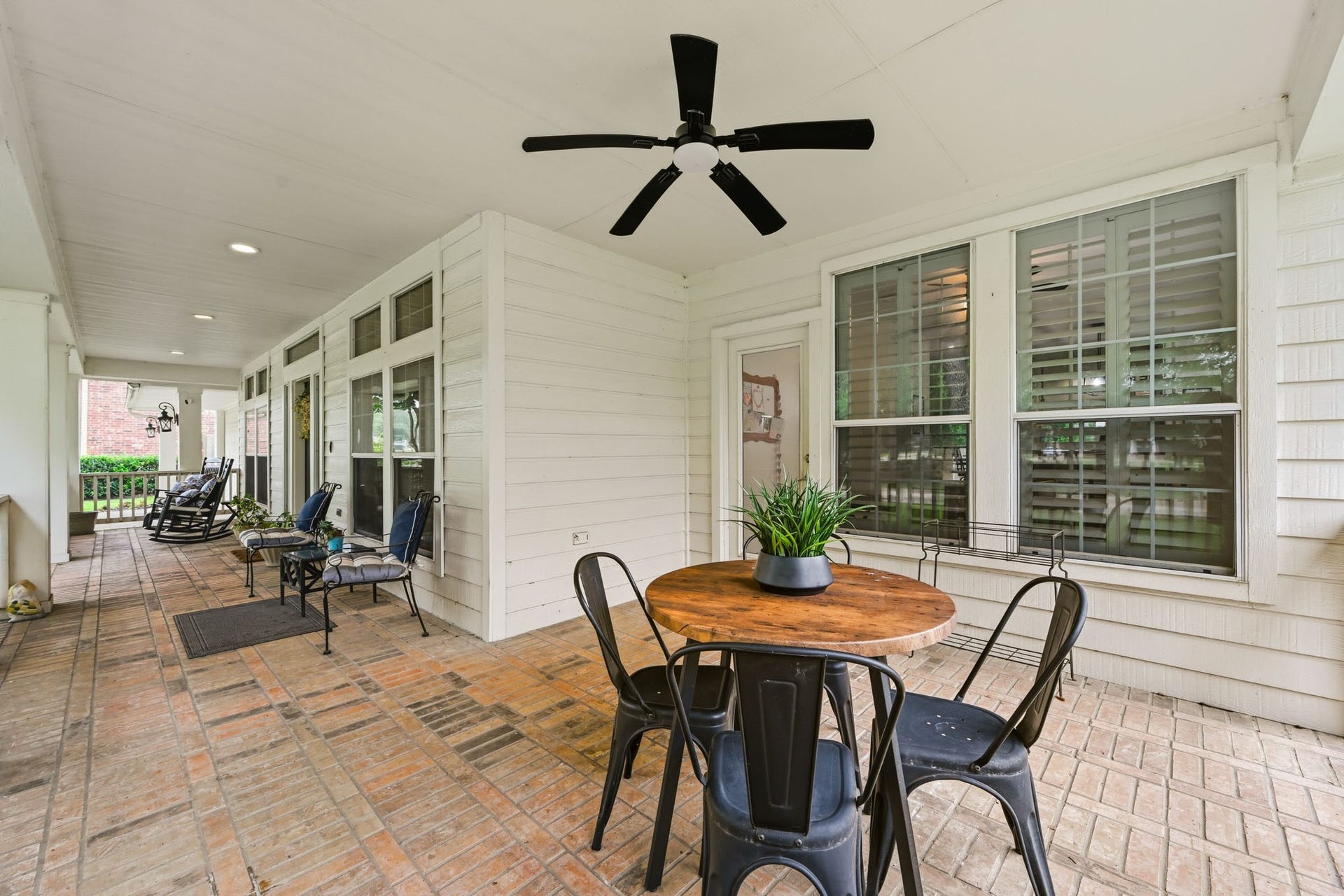 3807 Oakland Circle, Missouri City, TX 77459 Check out this amazing front porch!