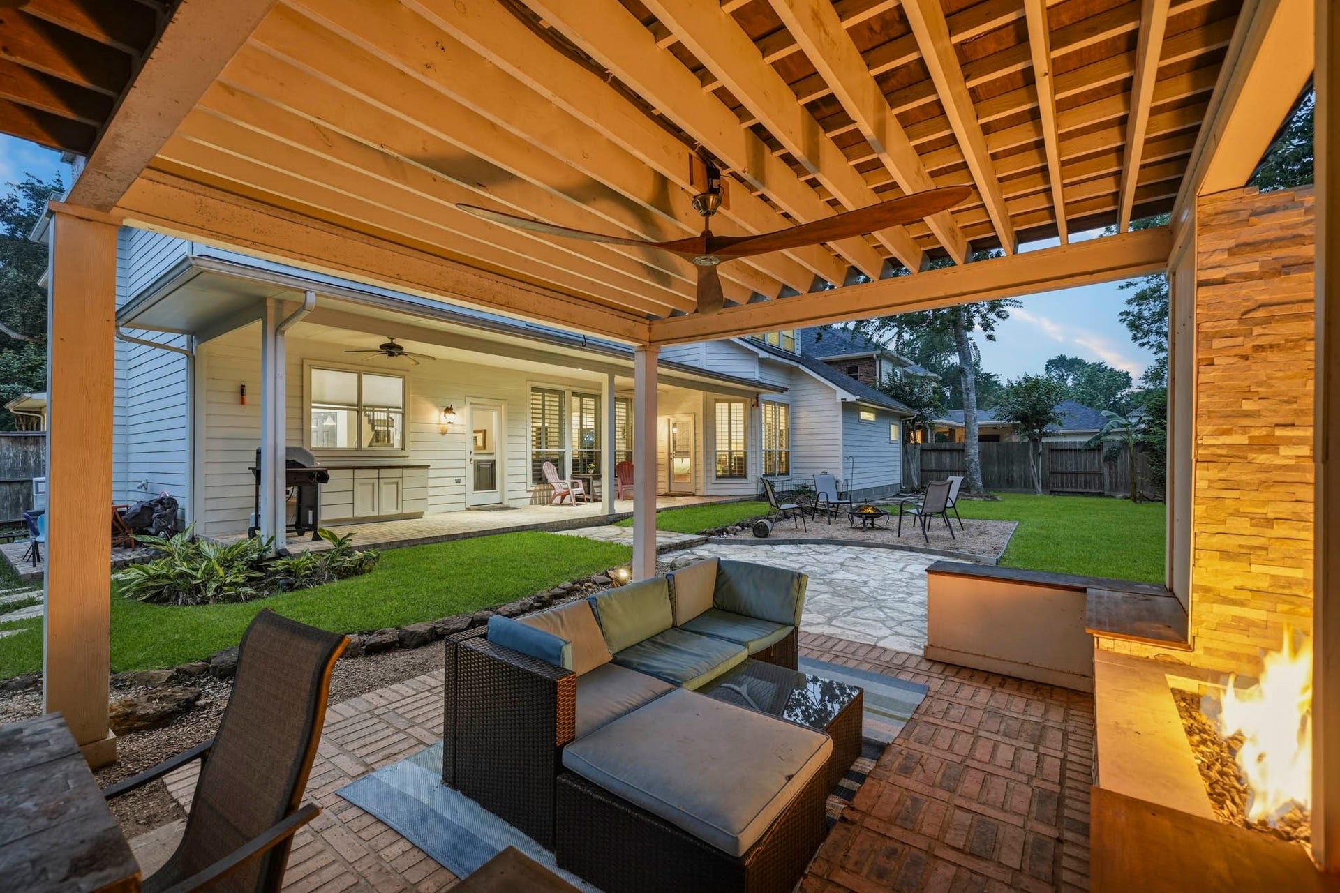 3807 Oakland Circle, Missouri City, TX 77459 Check out this evening view
